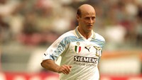Attilio Lombardo berhasil membantu Lazio meraih Scudetto. (Foto: Getty Images/Shaun Botterill)