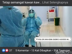 Beredar Video Petugas Medis Pakai APD Salat Sambil Duduk