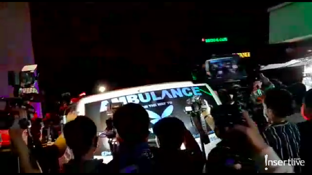 Mutia Ayu Dampingi Jenazah Glenn Fredly Keluar Rumah Sakit