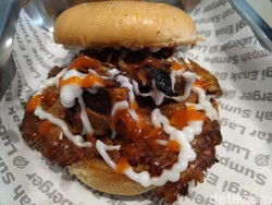 Luberger : Puas Makan Burger Berlumur Keju dengan Patty Lebar