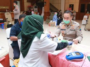 Stok Darah Menipis, Polisi hingga ASN Jatim Kompak Donor