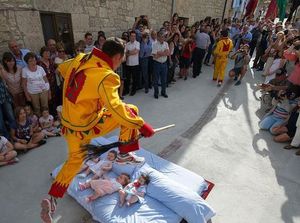 6 Tradisi Paskah Dunia yang Kelewat Unik
