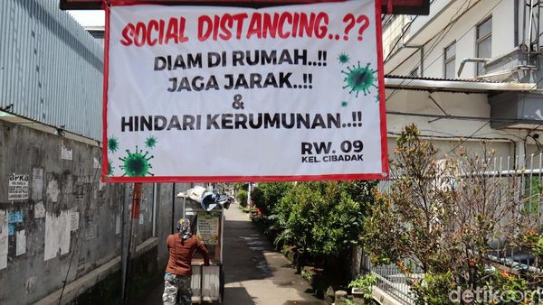 Spanduk Soal Corona juga Menghiasi Gang di Kota Bandung