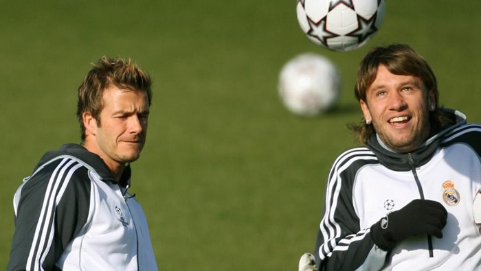 Real Madrids British midfielder David Beckham (L) jokes with Italian forward Antonio Cassano during a training session in Madrid, 19 February 2007 on the eve of their Champions League football match against Bayern Munich. 
AFP PHOTO/PIERRE-PHILIPPE MARCOU (Photo by PIERRE-PHILIPPE MARCOU / AFP)
