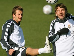 Sambil Ketawa, Cassano Ngaku Lebih Tampan dari Beckham