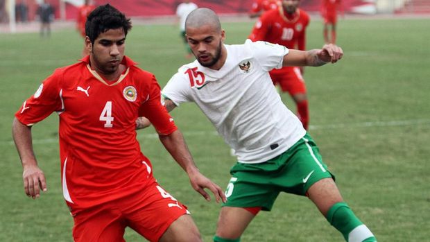 Indonesia dihajar Bahrain 0-10 di kualifikasi Piala Dunia 2014. Ini momen saat  pemain Bahrain Sayed Dhia melindungi bola dari pemain Timnas, Diego Michiels.      (AFP PHOTO / Adam Jan)