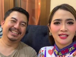 Begini Perhatian Khusus Vega Darwanti Buat Suami yang Seorang Dokter