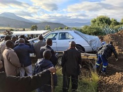 Di Tengah Lockdown, Politikus Ini Dimakamkan Bersama Mobil Mercy Kesayangan