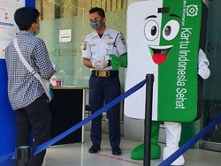 Maskot BPJS Kesehatan Bang Jakes Ingatkan Jarak Aman Antre Layanan