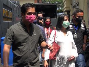 Ini Penampakan Vanessa Angel dan Suami Saat Dijemput Polisi Ini Penampakan Vanessa Angel dan Suami Saat Dijemput Polisi