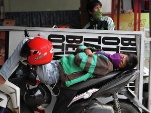 Ketika Ojol Lelah Menanti Penumpang