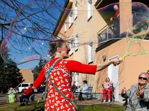 Badut untuk Lansia di Tengah Wabah Corona