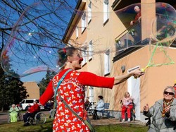 Badut untuk Lansia di Tengah Wabah Corona