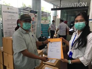 La Nyalla Academia Bantu APD dan Masker ke RS Unair Surabaya