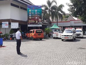 Pengunjung Tewas Mendadak di Samsat Sragen, Petugas Evakuasi Ber-APD