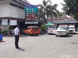 Pengunjung Tewas Mendadak di Samsat Sragen, Petugas Evakuasi Ber-APD