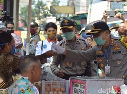 Corona Pandemik, Polisi Bandung Sebar Masker ke Pedagang Pasar