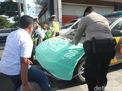 Masker Raksasa Ingatkan Warga Surabaya Cegah Penyebaran Corona