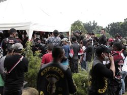 Tangis Kerabat Iringi Jenazah Glenn Fredly Dimakamkan