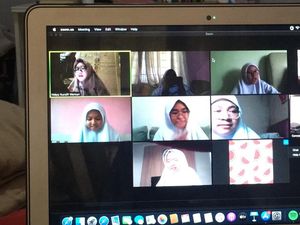 Guru SMP Ini Punya Cara Unik Biar Tugas Belajar di Rumah Nggak Bosan