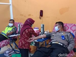 Polisi Pacitan Donor Darah Dampak COVID-19