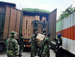 Prajurit TNI Kawal Distribusi 20 Ribu APD untuk Tenaga Medis