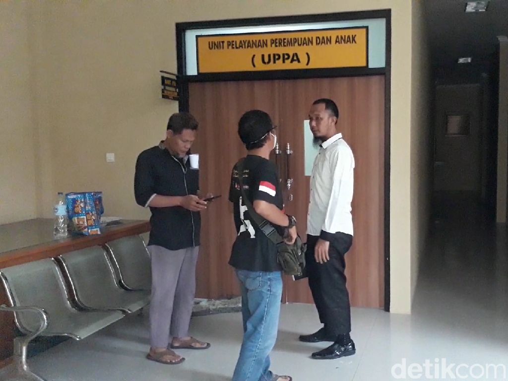 Seorang Kades di Brebes Dilaporkan Menganiaya Anak 14 Tahun Seorang Kades di Brebes Dilaporkan Menganiaya Anak 14 Tahun