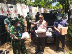 Polisi dan TNI Bagikan Sembako ke Buruh yang Dirumahkan di Semarang