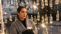 Foto di spot Instagramable seperti, kecantikan Ahmetaj kian terpancar. (Foto: dok.Instagram @dhurataahmetaj)