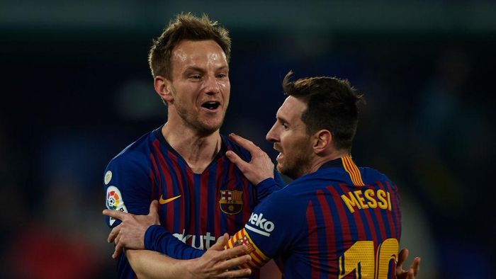 1139995543 VILLAREAL, SPAIN - APRIL 02: Lionel Messi of Barcelona and Ivan Rakitic of Barcelona celebrate after the fourth goal of his team scored by Luis Suarez (not in frame) during the La Liga match between Villarreal CF and FC Barcelona at Estadio de la Ceramica on April 02, 2019 in Villareal, Spain. (Photo by Manuel Queimadelos Alonso/Getty Images)