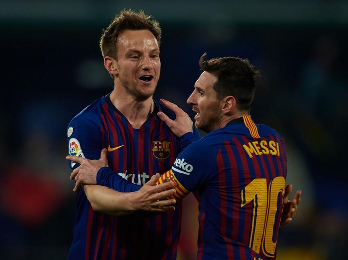 VILLAREAL, SPAIN - APRIL 02: Lionel Messi of Barcelona and Ivan Rakitic of Barcelona celebrate after the fourth goal of his team scored by Luis Suarez (not in frame)  during the La Liga match between Villarreal CF and FC Barcelona at Estadio de la Ceramica on April 02, 2019 in Villareal, Spain. (Photo by Manuel Queimadelos Alonso/Getty Images)