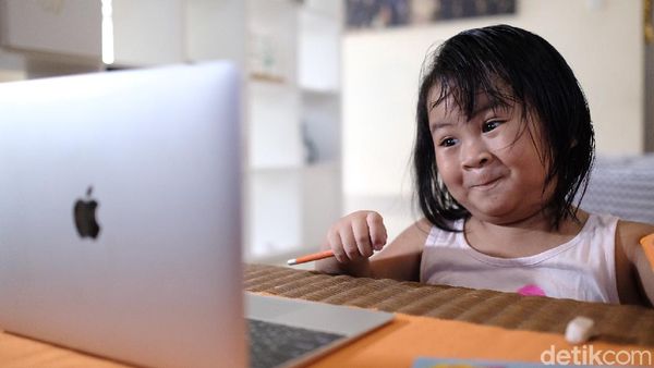 Siswa di Bekasi Tetap Gembira Via Kelas Online