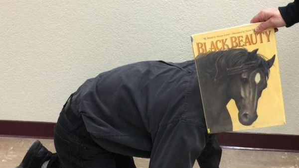 Aksi Kocak Pecinta Buku Atasi Bosan #DiRumahAja