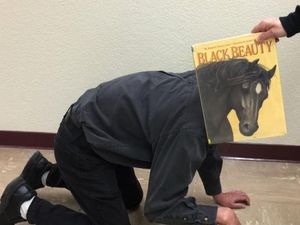 Aksi Kocak Pecinta Buku Atasi Bosan #DiRumahAja