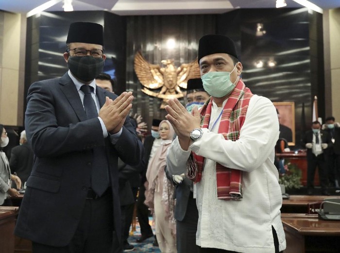 Gubernur DKI Jakarta Anies Baswedan (kiri) didampingi Wakil Gubernur DKI Jakarta terpilih Ahmad Riza Patria (kanan) memberi salam usai pemilihan di Gedung DPRD DKI Jakarta di Jakarta, Senin (6/4/2020). Pada pemilihan Wakil Gubernur DKI Jakarta sisa masa jabatan 2017-2022 oleh DPRD DKI Jakarta, politisi Gerindra Ahmad Riza Patria memperoleh 81 suara sedangkan politisi PKS Nurmansyah memperoleh 17 suara sedangkan dua suara tidak sah. ANTARA FOTO/Deka Wira S/wpa/wsj.