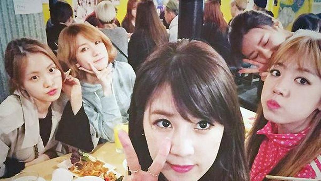 Serunya Momen Makan-makan Apink yang Akan Rilis Lagu Baru! Serunya Momen Makan-makan Apink yang Akan Rilis Lagu Baru!