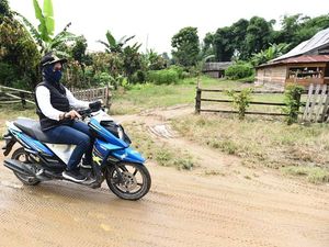 Naik Motor, Bupati Luwu Utara Salurkan Bantuan PKH Rp 1,2 Miliar