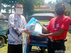 Pandemi Corona, PGRI Purworejo Bagikan Sembako dan 20 Ribu Masker Gratis