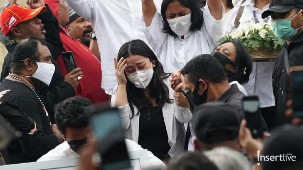 Mutia Ayu mendampingi jenazah Glenn Fredly menuju ke pemakaman