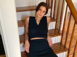 Social Distancing, Model Zara Pemotretan Katalog Produk di Rumah Aja