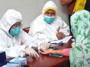 Momen TKI dari Malaysia Jalani Rapid Test di Bandara Kualanamu