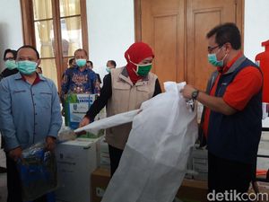 Pemprov Jatim Terima Bantuan APD Tenaga Medis hingga Portable Sink