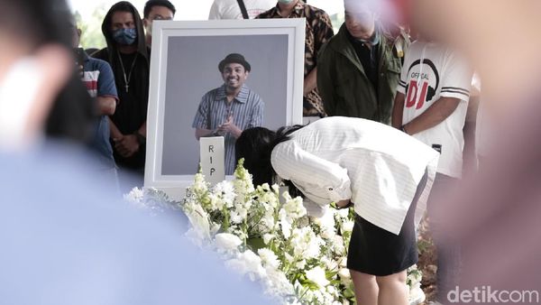 Salam Perpisahan Mutia Ayu di Makam Glenn Fredly