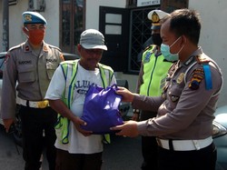 Polisi di Jambi Bagikan 500 Paket Sembako ke Warga