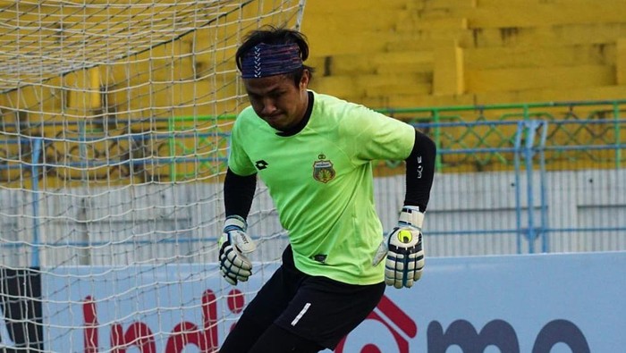 Penjaga gawang Bhayangkara FC, Wahyu Tri Nugroho.
