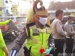 Saat Gatot Kaca dan Hanoman Bagi-bagi Masker di Pasuruan