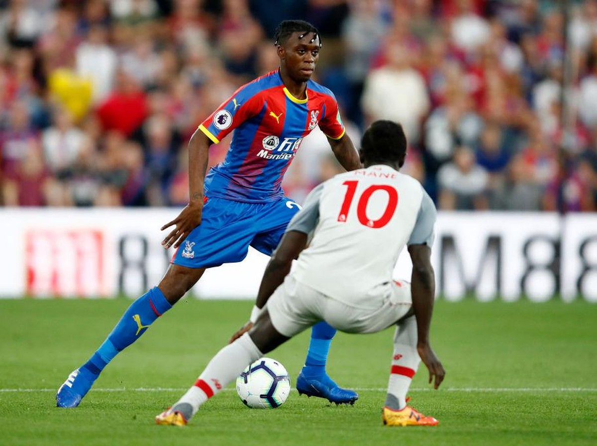 Aaron Wan-Bissaka berhadapan dengan Sadio Mane saat masih di Crystal Palace. (Foto: Getty Images/Julian Finney)