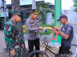 Polisi dan TNI Bagi Masker dan Sembako ke Warga Madiun Terdampak Corona