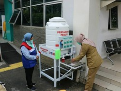 Pertamina Bagikan 7 Unit Wastafel Portabel untuk Puskesmas Koja