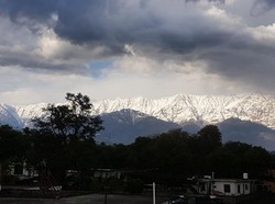 Polusi Berkurang, Indahnya Himalaya Bisa Dilihat dari Jarak Ratusan Kilometer
